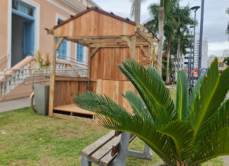 Centro de Itajaí recebe montagem da Casinha do Coelho para celebrar a Páscoa