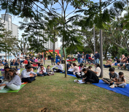 Itajaí reúne 23 mil pessoas em leitura coletiva e mira o Guinness