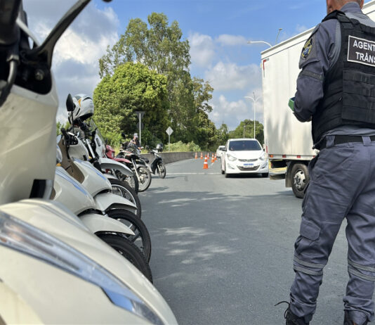 Codetran de Itajaí realiza fiscalização de veículos e aplica mais de 60 notificações