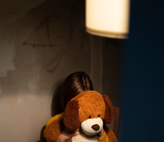 Professor investigado por estupro é afastado de escola em Itajaí