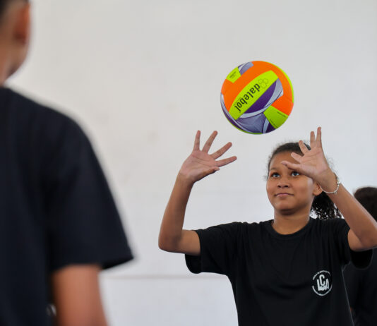 Esporte nas escolas estaduais recebe reforço com materiais e reestruturação de quadras em SC