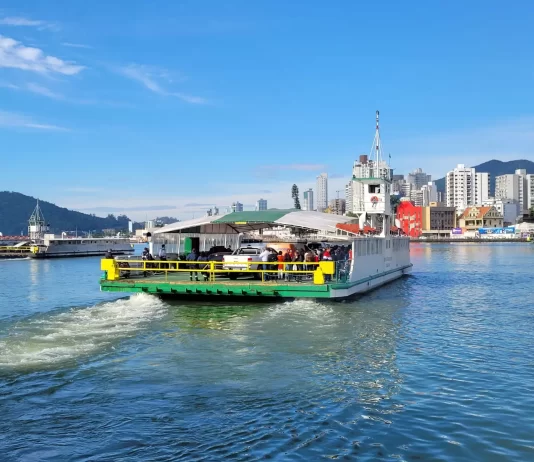 Mudanças no trânsito alteram fila de acesso ao ferry boat em Itajaí