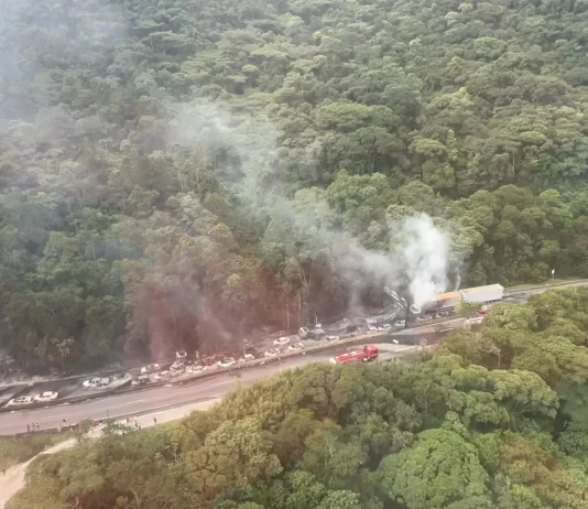 Trânsito é liberado no Morro dos Cavalos 16 horas após acidente com caminhão