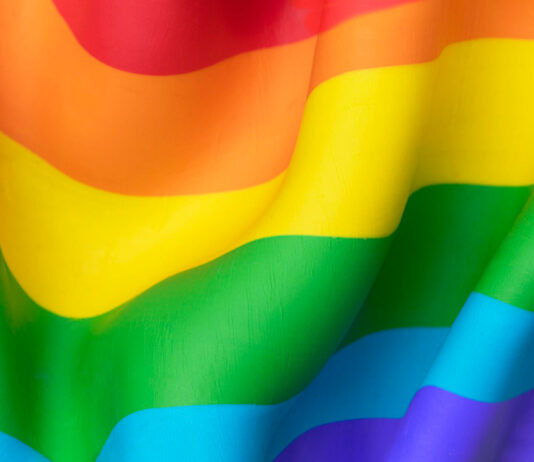 Justiça obriga Itajaí a indenizar comunidade LGBTQIA+ após censura a espetáculo