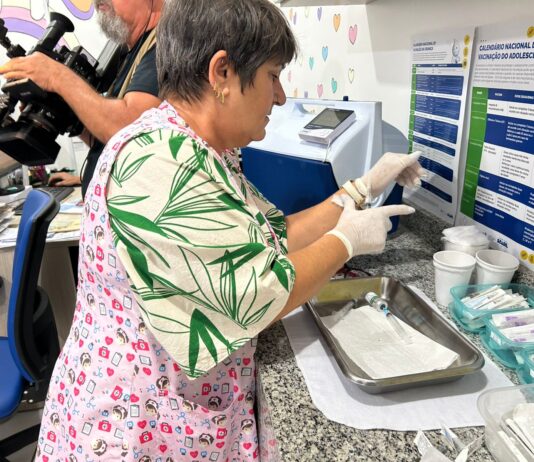 Imunização contra a dengue para faixa etária de 10 a 16 anos começou hoje (19) em Itajaí