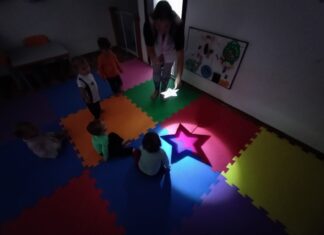 CEI de Itajaí promove experiência sensorial com luz, música e fantoches para bebês