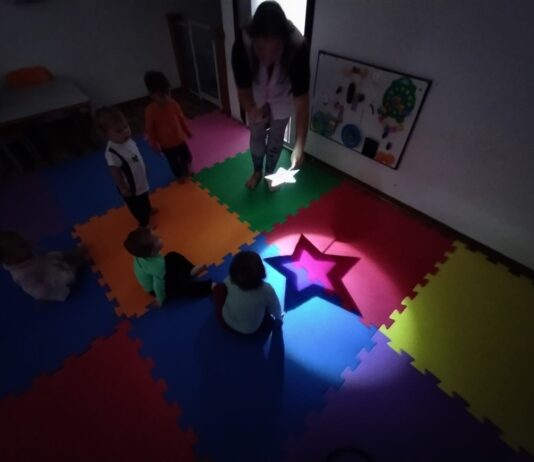 CEI de Itajaí promove experiência sensorial com luz, música e fantoches para bebês