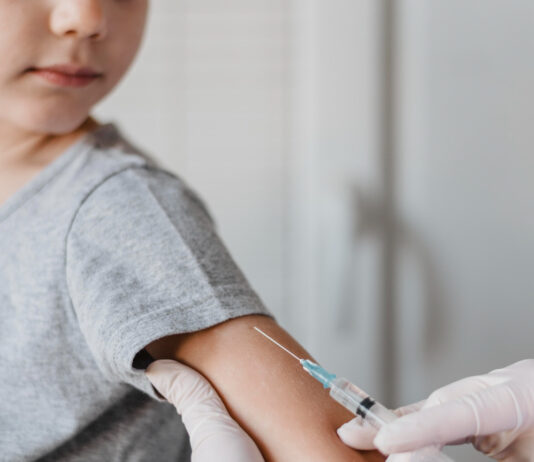 Itajaí inicia vacinação contra a dengue para jovens de 10 a 16 anos na segunda-feira (19)