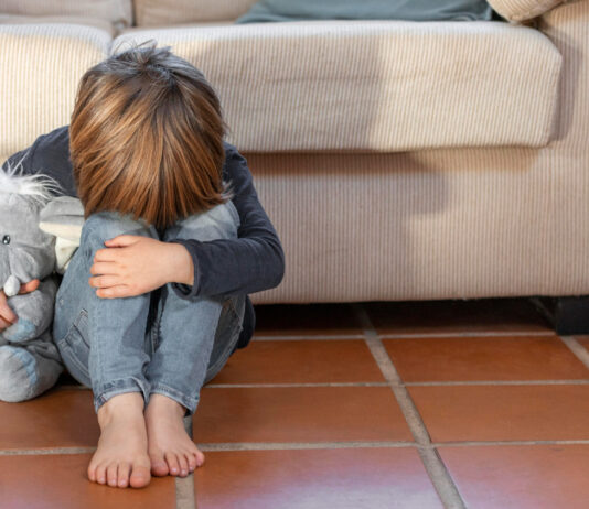 Grave: criança autista apresenta álcool no sangue após aulas em escola de SC