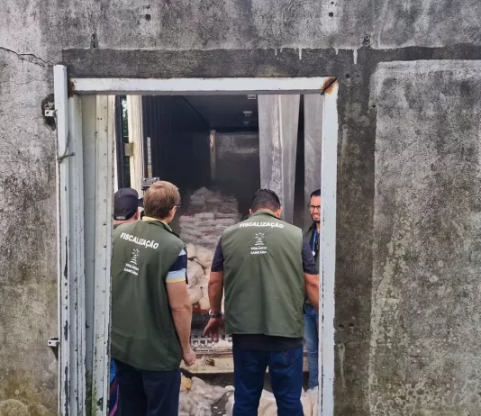 Trabalhadores dormiam em meio a sujeira em fábrica de pães interditada em Itapema