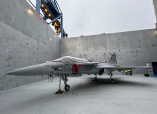 Décimo caça supersônico da FAB chega ao Brasil pelo Porto de Navegantes