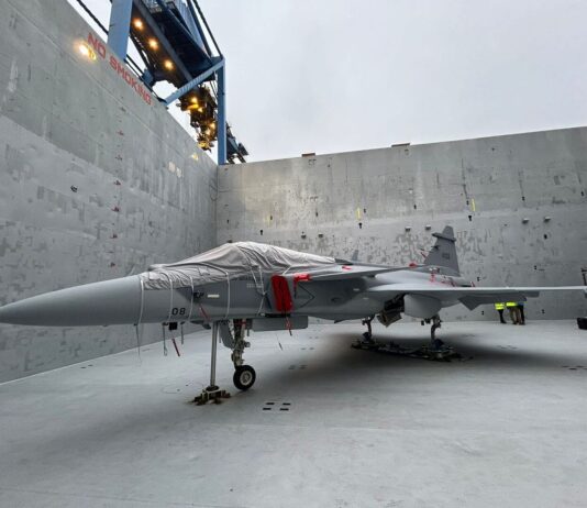 Décimo caça supersônico da FAB chega ao Brasil pelo Porto de Navegantes