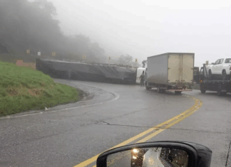 Caminhão tomba e causa vazamento de óleo na Serra Dona Francisca; VÍDEO