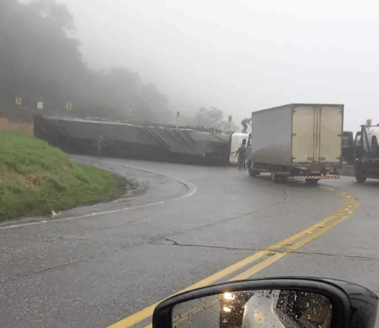 Caminhão tomba e causa vazamento de óleo na Serra Dona Francisca; VÍDEO