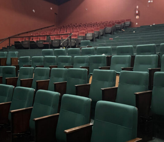 Teatro Municipal de Itajaí passa por melhorias e recebe novas poltronas