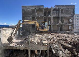 Demolição avança em prédio abandonado no São Vicente