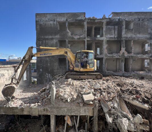 Demolição avança em prédio abandonado no São Vicente