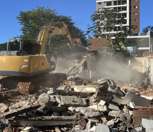 Imóveis são demolidos para obra que liga Itajaí e BC