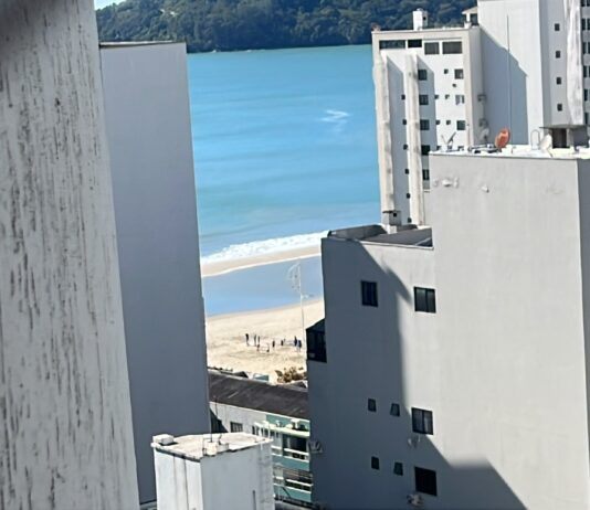 Balneário Camboriú registra ‘piscina natural’ e segue sob risco de ressaca