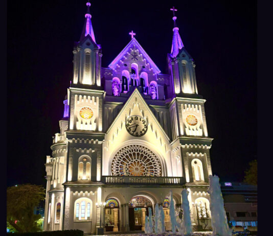 Itajaí iluminada de lilás contra a violência às mulheres