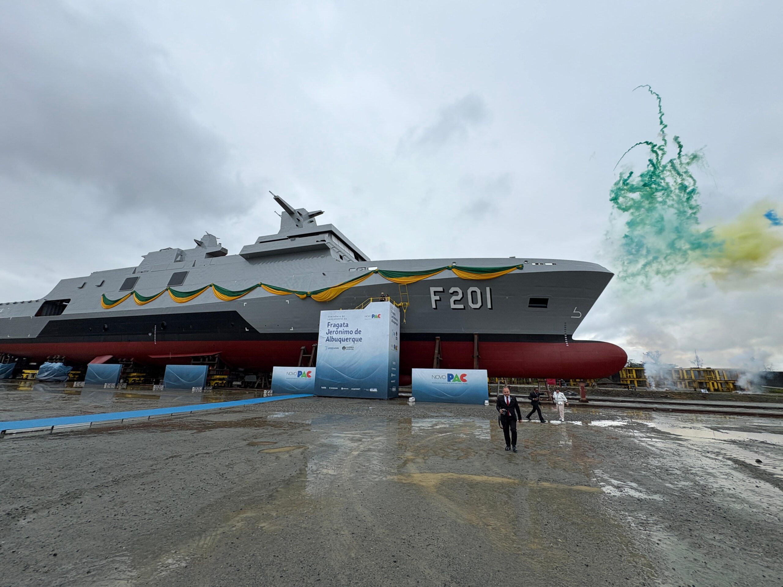 Itajaí lança ao mar nova fragata de guerra da Marinha do Brasil