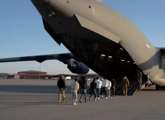 EUA cercam o Caribe com fuzileiros, navios de guerra e submarino nuclear