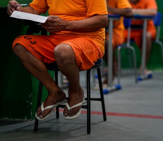 Mais de 12 mil detentos em SC vão concluir estudos com Encceja 2025