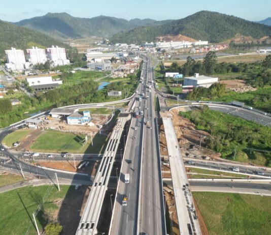 Obras na interseção da Antônio Heil com a BR-101 avançam e chegam a 85% de conclusão