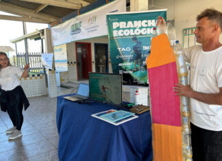 Garrafas PET viram pranchas de surf em projeto ecológico com estudantes de Itajaí