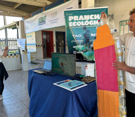 Garrafas PET viram pranchas de surf em projeto ecológico com estudantes de Itajaí
