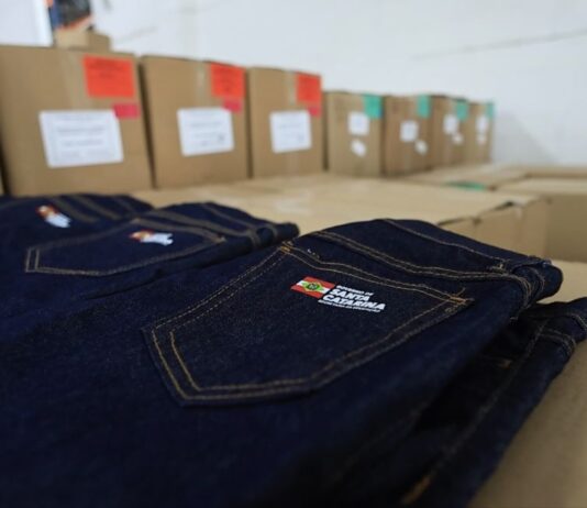 Calça jeans e jaqueta nova: estudantes de SC ganham reforço no uniforme escolar