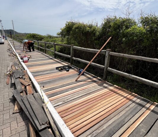 Praia Brava se prepara para o verão com novos decks e passarelas de madeira
