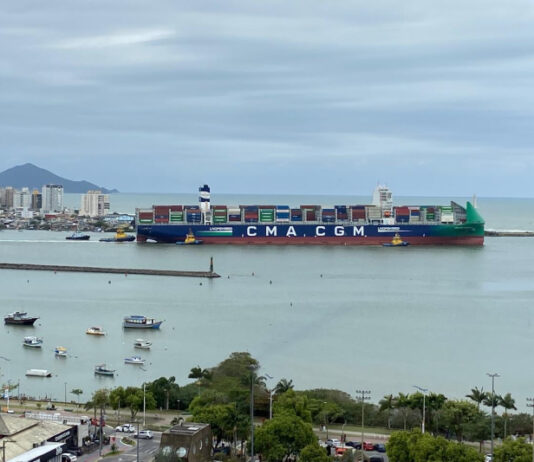 Porto de Itajaí retoma operações após mais de 30 horas de paralisação