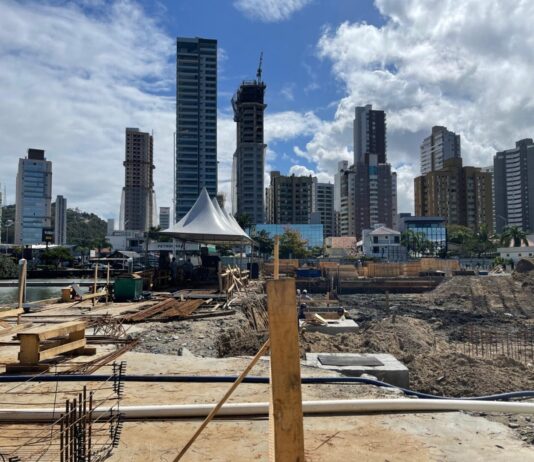 Maior shopping náutico do país avança nas obras e projeta mil vagas em Itajaí