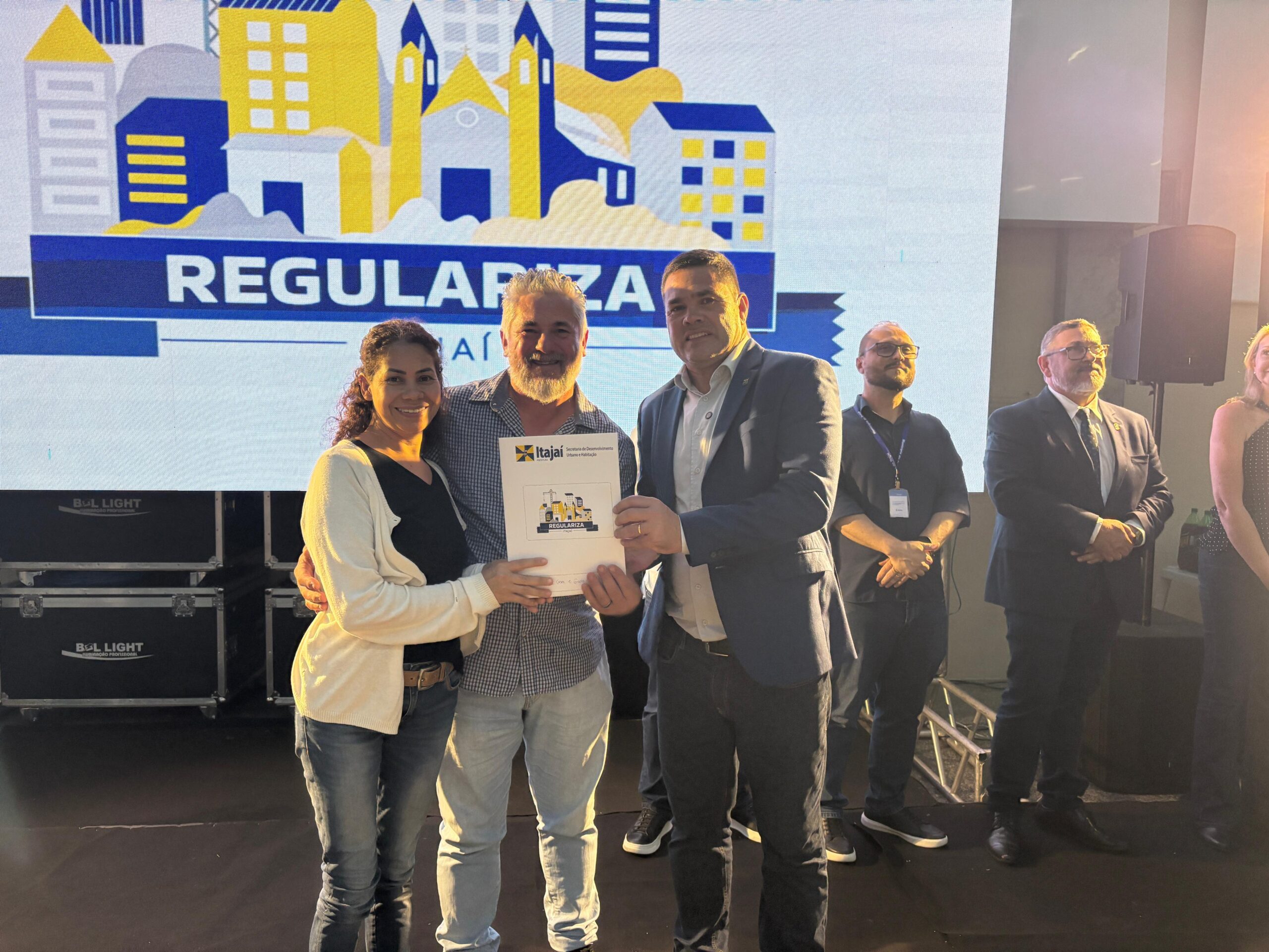 Itajaí entrega 104 títulos de moradia em ação histórica do REURB