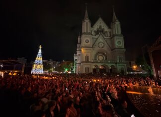 Show do Padre Fábio de Melo reúne 10 mil pessoas no Natal Encanto de Itajaí