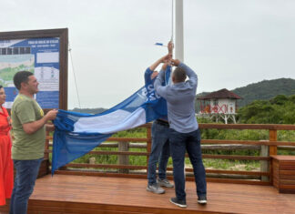 Praia do Molhe recebe hasteamento da Bandeira Azul e consolida Itajaí como destino sustentável