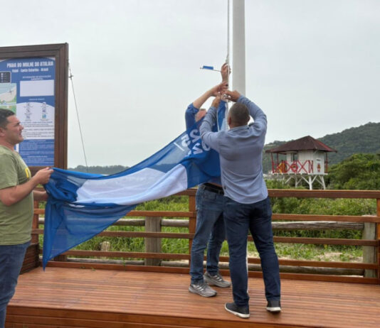 Praia do Molhe recebe hasteamento da Bandeira Azul e consolida Itajaí como destino sustentável