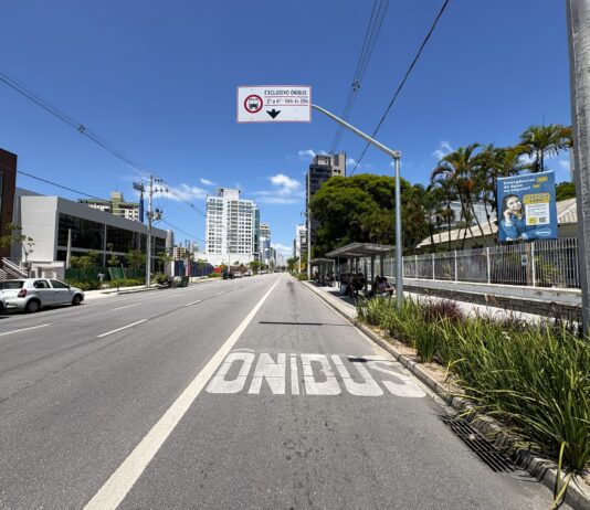 Faixa exclusiva para ônibus mudou o trânsito na Marcos Konder em Itajaí