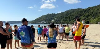 Itajaí estuda oferecer aulas de surf gratuitas para idosos atendidos em centros de convivência