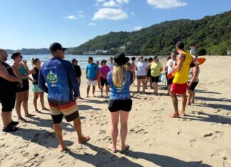 Itajaí estuda oferecer aulas de surf gratuitas para idosos atendidos em centros de convivência
