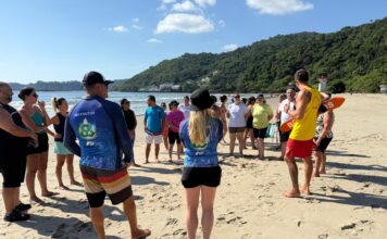 Itajaí estuda oferecer aulas de surf gratuitas para idosos atendidos em centros de convivência