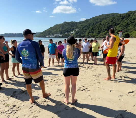 Itajaí estuda oferecer aulas de surf gratuitas para idosos atendidos em centros de convivência