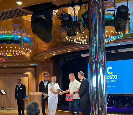 Itajaí recebe homenagem de companhia de cruzeiros durante evento a bordo do Costa Diadema