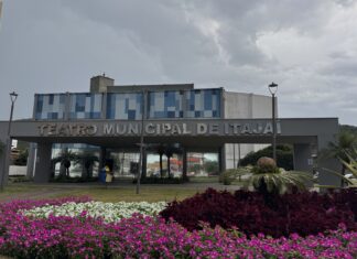 Teatro Municipal de Itajaí passa por reforma para melhorar estrutura e experiência do público em 2026