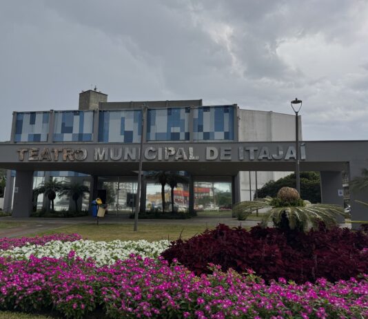 Teatro Municipal de Itajaí passa por reforma para melhorar estrutura e experiência do público em 2026
