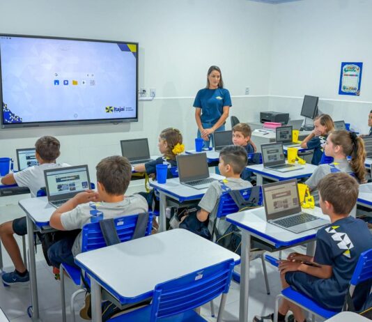 Ano letivo de 2026 começa com escolas reformadas e entrega de uniformes em Itajaí