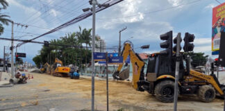 Implantação de rede de esgoto causou interdição parcial na rua Indaial, em Itajaí