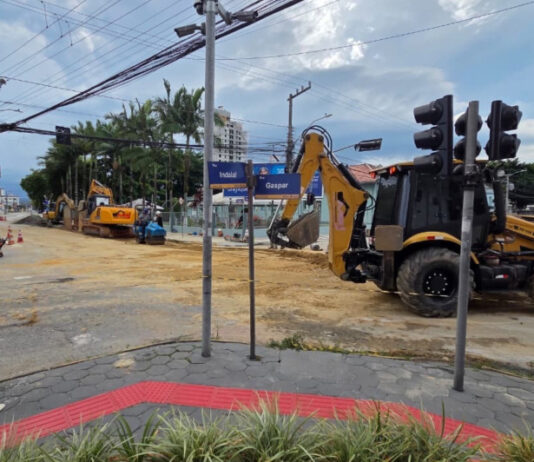 Implantação de rede de esgoto causou interdição parcial na rua Indaial, em Itajaí