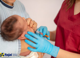 Itajaí organiza fluxo para aplicação do nirsevimabe no SUS e reforça proteção contra o VSR